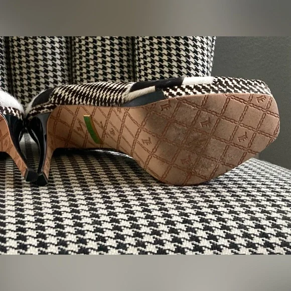 L.A.M.B - NWT Houndstooth Juva Calf Hair Heels/pumps. Beverly Hills Macys. - Picture 9 of 16